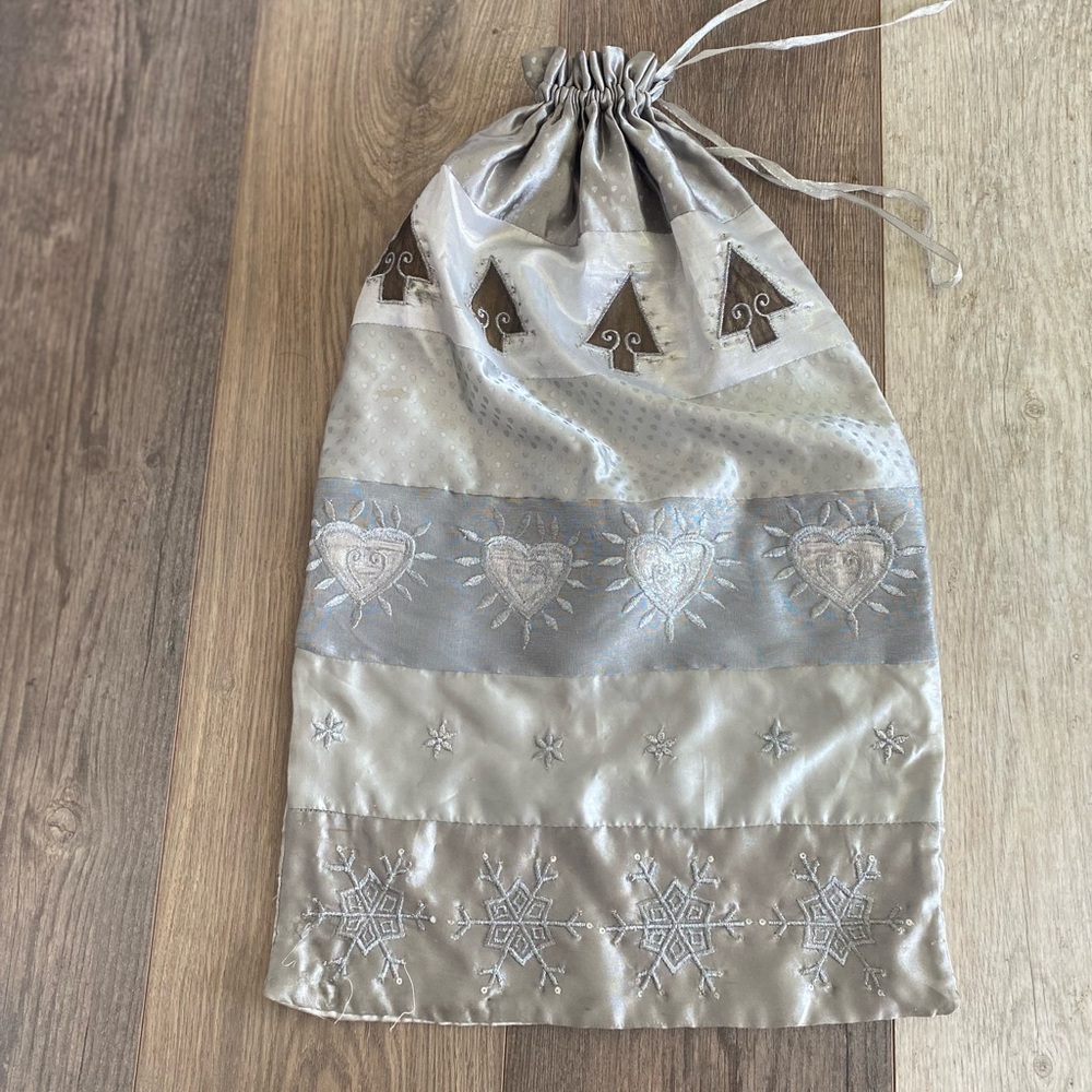 LARGE SILVER GREY EMBELLISHED SATIN DRAWSTRING GIFT BAG SNOWFLAKES HEARTS TREES